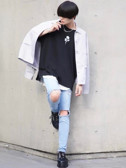 メンズ韓国ファッションコーデ.黒ビッグTシャツ×細身のデニムパンツ×ボリュームある黒スニーカー