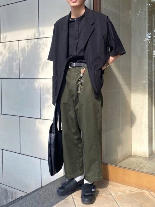 メンズ韓国ファッションコーデ.大きめシャツ×ベスト×アンクル丈パンツ×黒スニーカー