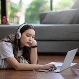 マイペースな女性の特徴は7つ。男性が惹かれ...