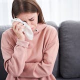 普段泣かない彼女が泣いた時の対処法|女性を...