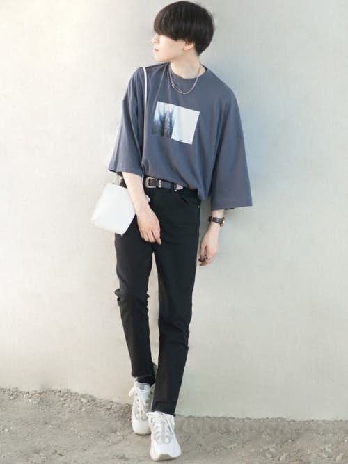 メンズ韓国ファッションコーデ. オーバーサイズシャツ×細身の黒パンツ×白スニーカー