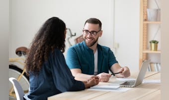 回避型男性の恋愛傾向とは?人と親密...