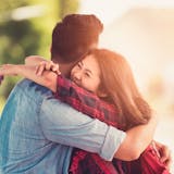 付き合ってない女性からハグされた!抱きつか...