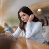 いい感じだったのに急に未読無視する男性心理。女性からの連絡をスルーする理由とは?