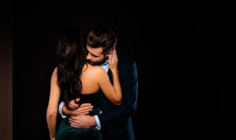 背中にキスをする男性心理とは?自分...