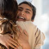 ハグ魔の特徴とは?すぐに抱きついちゃう男女の共通点を解説!