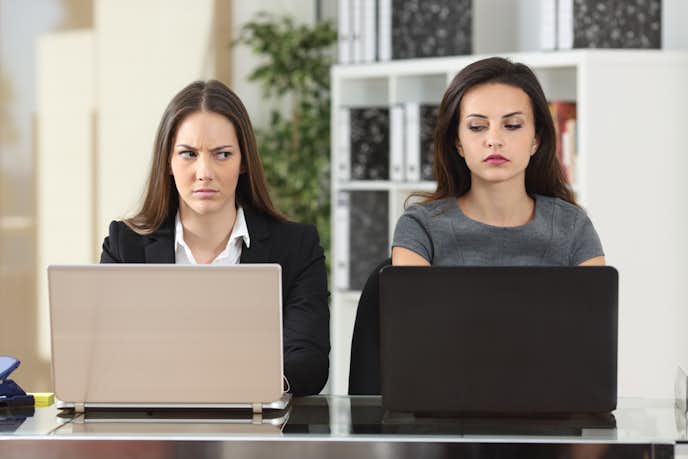 職場 女の嫉妬はなぜ起きる 嫉妬する女性心理から対処法まで大公開 Smartlog