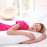 抱き枕がもたらす5つの効果|肩こり・腰痛改善などのメリットを解説