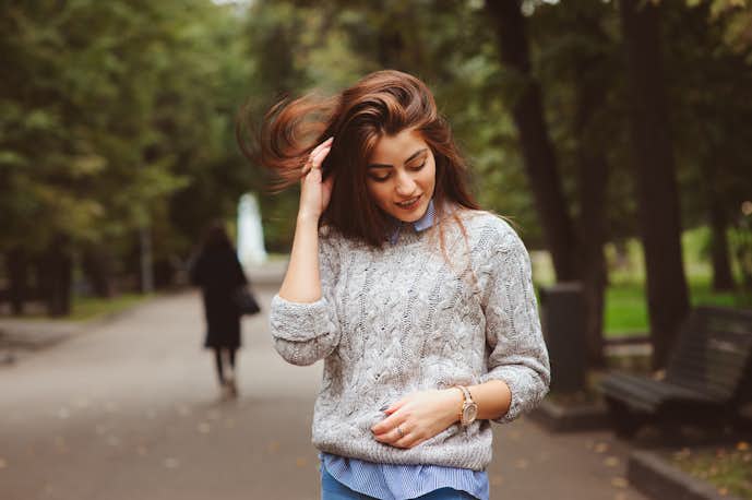 髪を触る女性の心理とは 髪の毛に触れる癖がある女性の本音を大公開 Smartlog