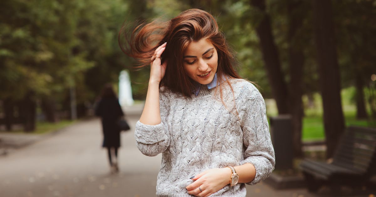 髪を触る女性の心理とは 髪の毛に触れる癖がある女性の本音を大公開 Smartlog 髪を触る女性の心理とは 髪の毛に触れる癖がある女性の本音を大公開 Smartlog