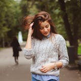 髪を触る女性の心理とは|髪の毛に触れる癖が...