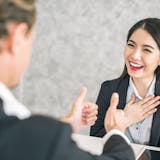 褒められた時の面白い返し方とは?ユーモアの...