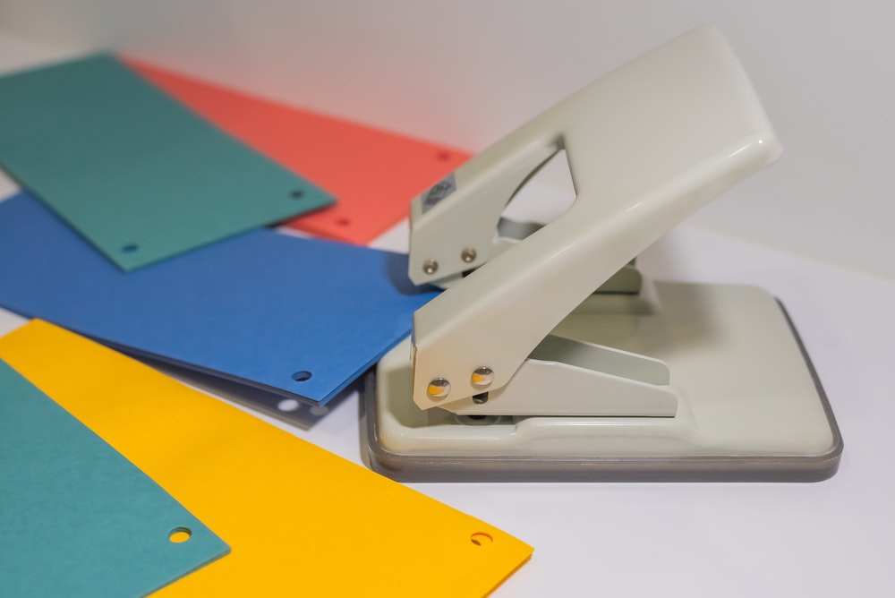 定番のお歳暮 Carl カール事務器 アリシス 軽あけパンチ 穴あけパンチ 2穴 16枚 Materialworldblog Com