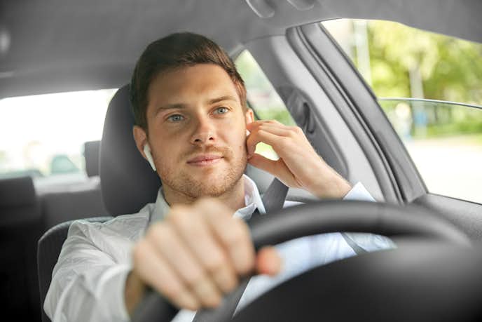 マイク付きイヤフォンを使うときの注意点は運転中は両耳に付けると違反になる