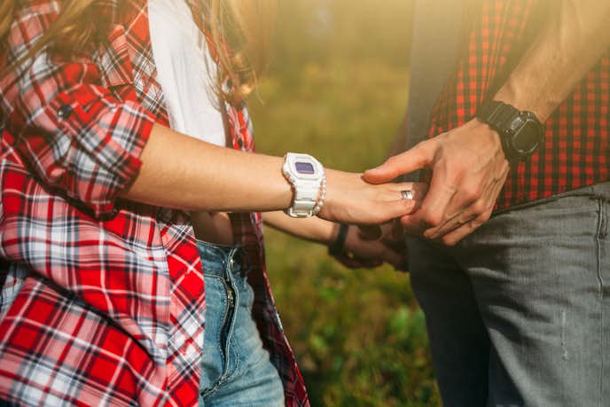 手を繋ぐ時に指を動かす男性心理 さわさわしてくる彼の気持ちとは Smartlog 手を繋ぐ時に指を動かす男性心理 さわさわしてくる彼の気持ちとは Smartlog