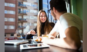 付き合ってないのに何度も遊ぶ男性の...