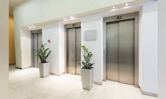 夢占い エレベーターに乗る夢の意味 急降下 横移動など状況別に解説 Smartlog 夢占い エレベーターに乗る夢の意味 急降下 横移動など状況別に解説 Smartlog