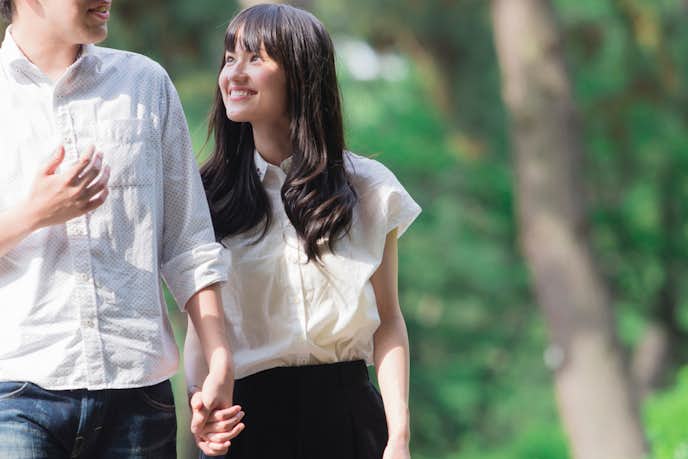 手を繋ぐ時に指を動かす男性心理 さわさわしてくる彼の気持ちとは Smartlog 手を繋ぐ時に指を動かす男性心理 さわさわしてくる彼の気持ちとは Smartlog