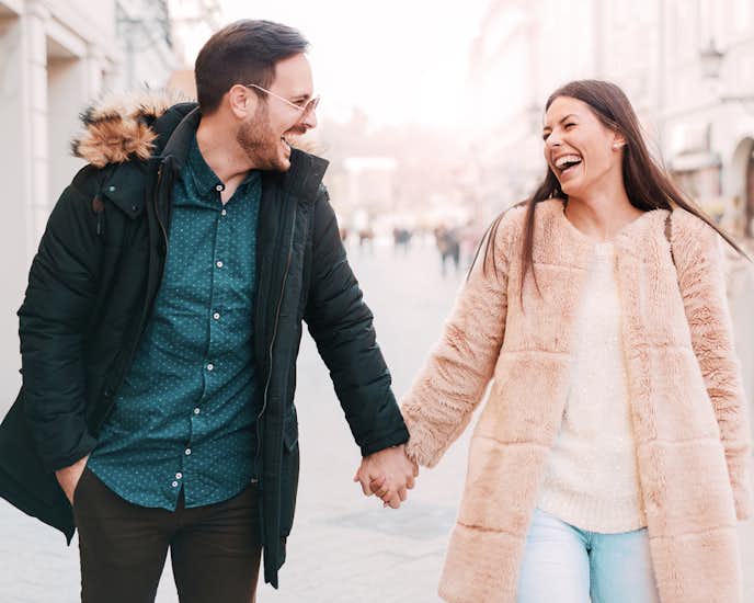 手を繋ぐ時に指を動かす男性心理 さわさわしてくる彼の気持ちとは Smartlog 手を繋ぐ時に指を動かす男性心理 さわさわしてくる彼の気持ちとは Smartlog