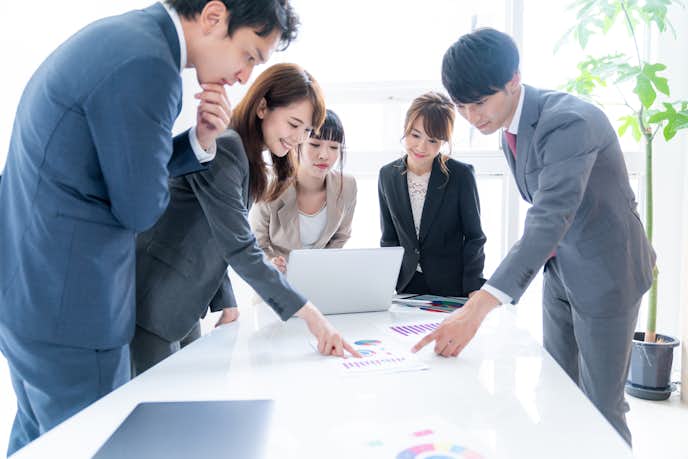 夢占い 職場の人が出てくる夢の意味 異性 家に来るなど状況別に解説 Smartlog 夢占い 職場の人が出てくる夢の意味 異性 家に来るなど状況別に解説 Smartlog