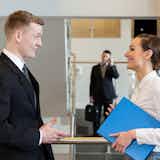 年上既婚女性を“かわいい”と言う5つの心理。年下男性に褒められた時の返事とは?