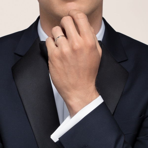 人気ペアリングブランドのカルティエの1895ウェディングリングの男性着用イメージ