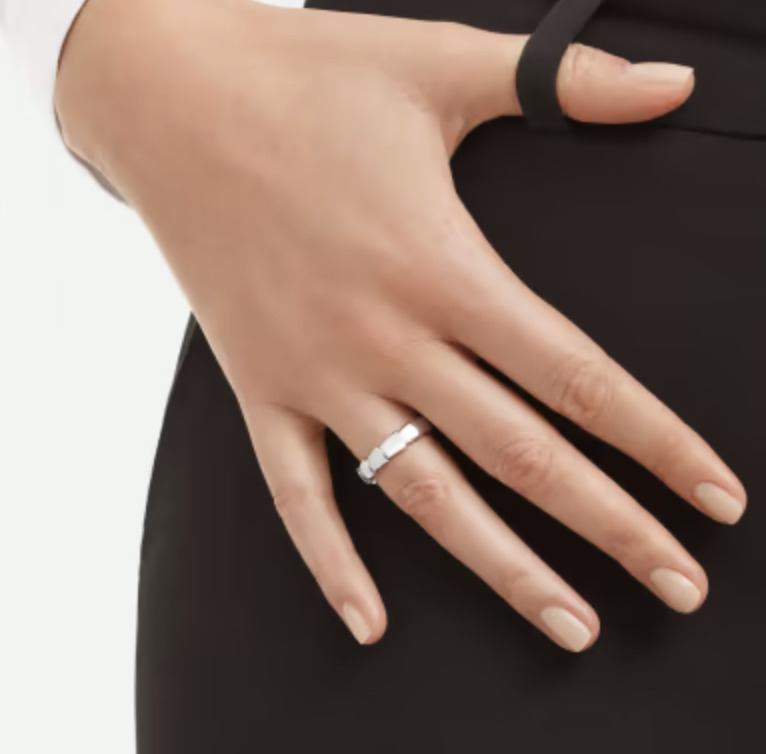 人気ペアリングブランドのブルガリのセルペンティヴァイパーペアリングの着用イメージ2