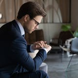 堅物(かたぶつ)の意味とは?堅物キャラな男...