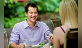 会話中に目をそらさない男性の5つの...