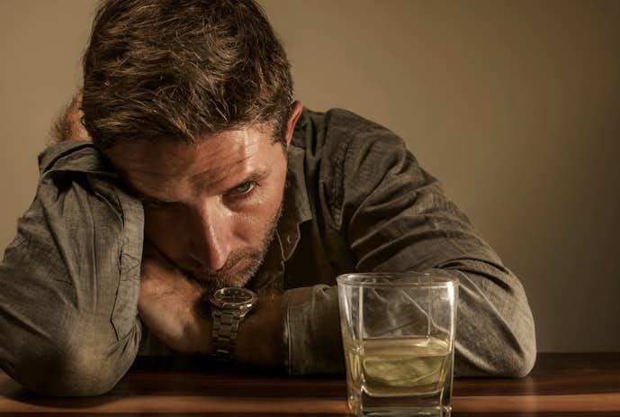 やけ酒のデメリットは急性アルコール中毒の恐れ