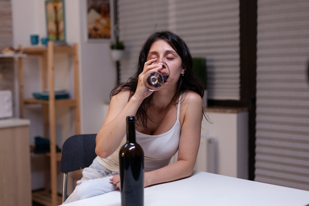 やけ酒したくなる6つの心理 お酒で現実逃避したくなった時の対処法とは Smartlog やけ酒したくなる6つの心理 お酒で現実逃避したくなった時の対処法とは Smartlog