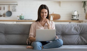 顔が小さい人の特徴あるある。小顔の...