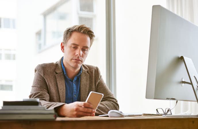 振った元カノから連絡が来たらうざい 男性心理とベストな連絡方法を解説 Smartlog 振った元カノから連絡が来たらうざい 男性心理とベストな連絡方法を解説 Smartlog