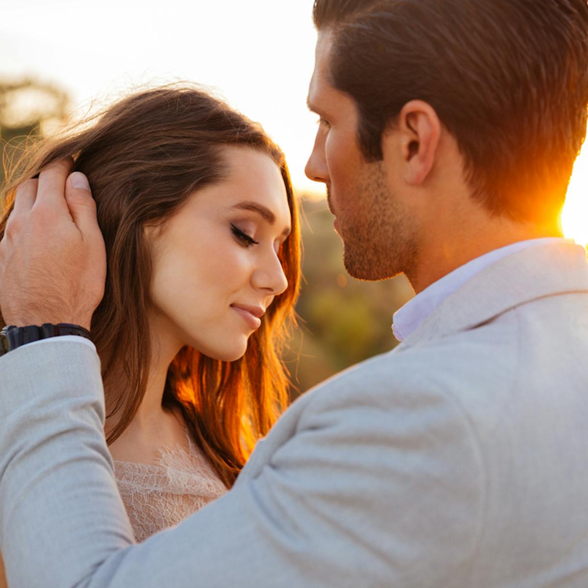 男性が女性の髪の毛を触る心理 触り方と仕草からわかる好意の見分け方も紹介 Smartlog 男性が女性の髪の毛を触る心理 触り方と仕草からわかる好意の見分け方も紹介 Smartlog