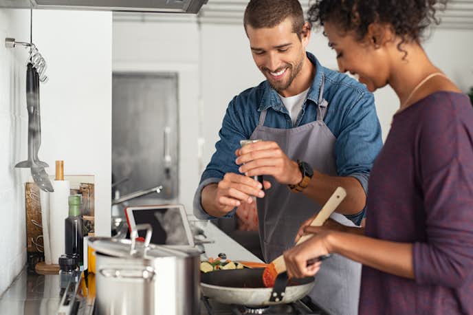 料理上手な彼女の8つの特徴 彼氏の胃袋をがっちり掴む方法やコツとは Smartlog 料理上手な彼女の8つの特徴 彼氏の胃袋をがっちり掴む方法やコツとは Smartlog