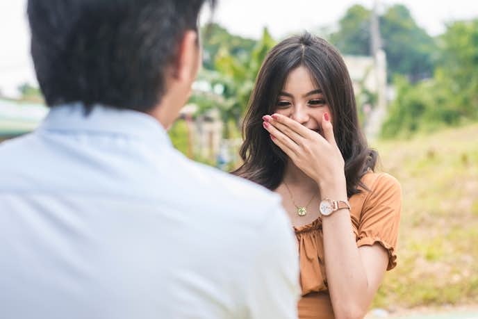 照れ隠ししている男性の特徴的な態度