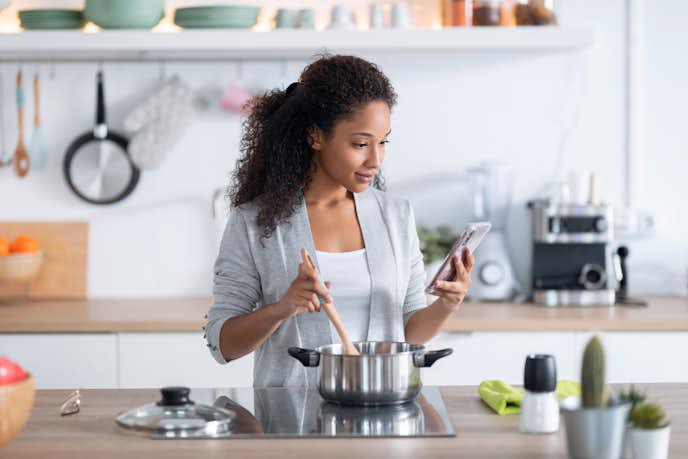 料理上手な彼女の8つの特徴 彼氏の胃袋をがっちり掴む方法やコツとは Smartlog 料理上手な彼女の8つの特徴 彼氏の胃袋をがっちり掴む方法やコツとは Smartlog