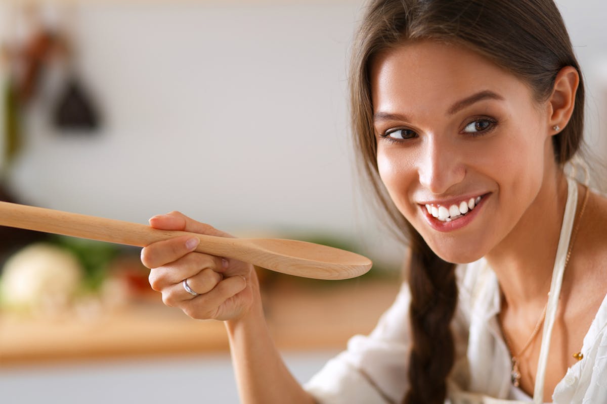 料理上手な彼女の8つの特徴 彼氏の胃袋をがっちり掴む方法やコツとは Smartlog 料理上手な彼女の8つの特徴 彼氏の胃袋をがっちり掴む方法やコツとは Smartlog