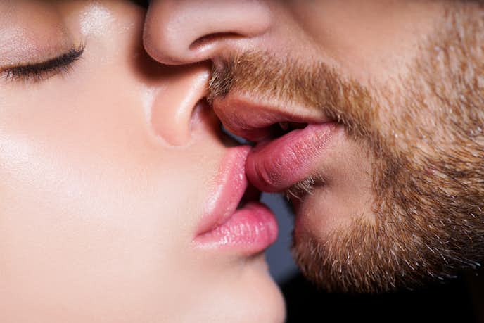 キスしたくなる唇の特徴は口角が上がっているリップ