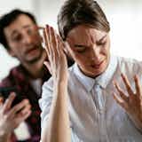 【束縛する恋人の行動一覧】軽い束縛〜きつい束縛の13の具体例とは?