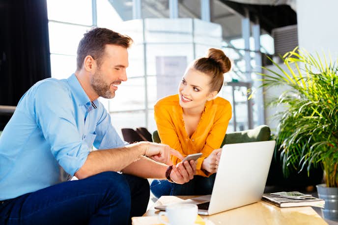 好意バレバレな女性の脈ありサイン 仕草や態度 Lineでわかる反応を紹介 Smartlog 好意バレバレな女性の脈ありサイン 仕草や態度 Lineでわかる反応を紹介 Smartlog