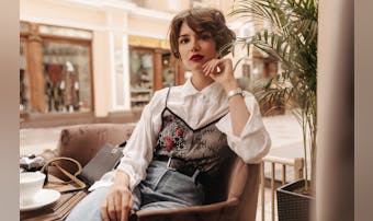 かっこかわいい女性の特徴。男女に好...