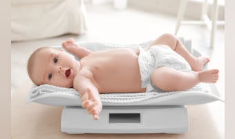 ベビースケールのおすすめ11選｜赤ちゃんの体重を測って記録や思い出に！