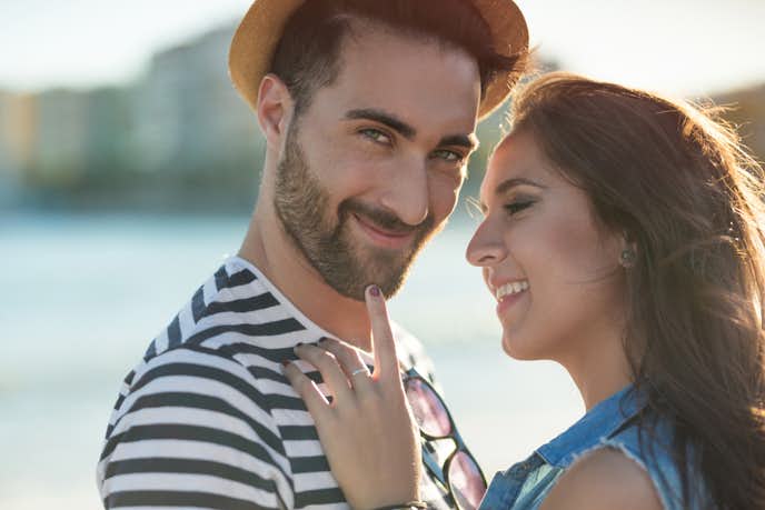 顎を触る人の13の心理 顎に手を当てる行動が表す意味や本音とは Smartlog 顎を触る人の13の心理 顎に手を当てる行動が表す意味や本音とは Smartlog