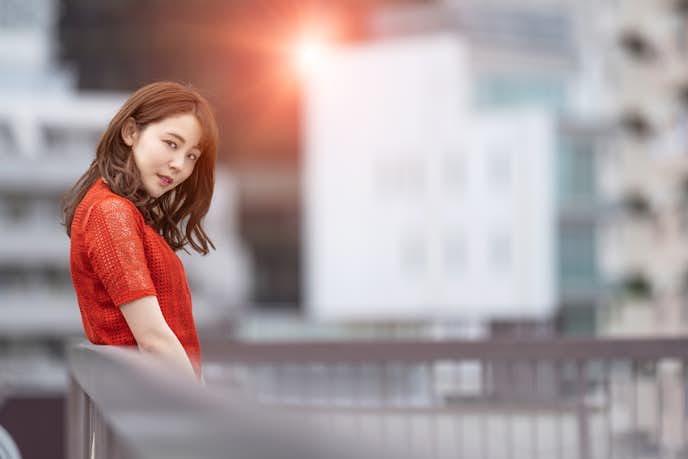 女性から視線を感じる理由 見つめてくる女性心理と好意の見分け方を解説 Smartlog 女性から視線を感じる理由 見つめてくる女性心理と好意の見分け方を解説 Smartlog