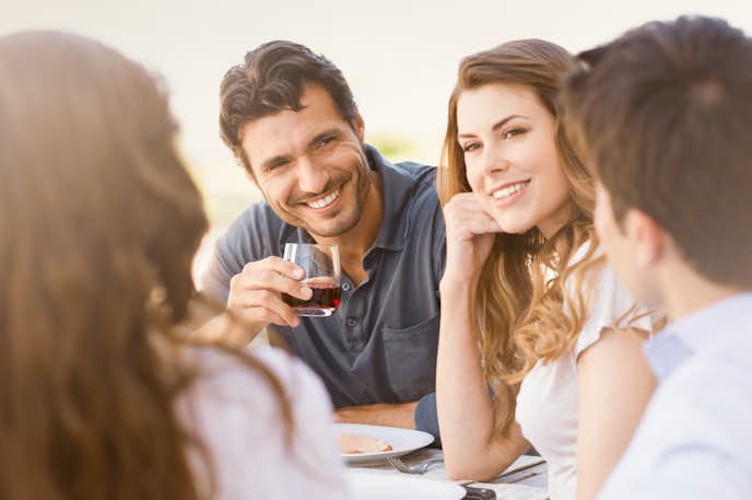 飲み会で女性が見せる脈ありサイン 気になる男性だけにする仕草や態度とは Smartlog