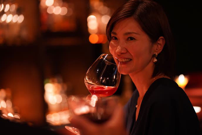 飲み会で女性が見せる脈ありサイン 気になる男性だけにする仕草や態度とは Smartlog 飲み会で女性が見せる脈ありサイン 気になる男性だけにする仕草や態度とは Smartlog