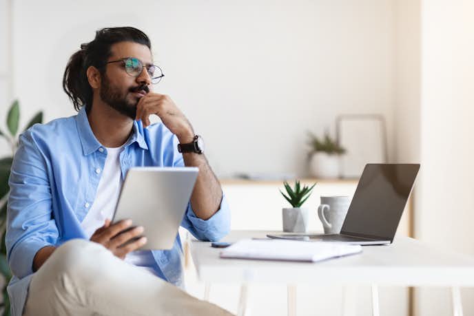 顎を触る人の13の心理 顎に手を当てる行動が表す意味や本音とは Smartlog 顎を触る人の13の心理 顎に手を当てる行動が表す意味や本音とは Smartlog