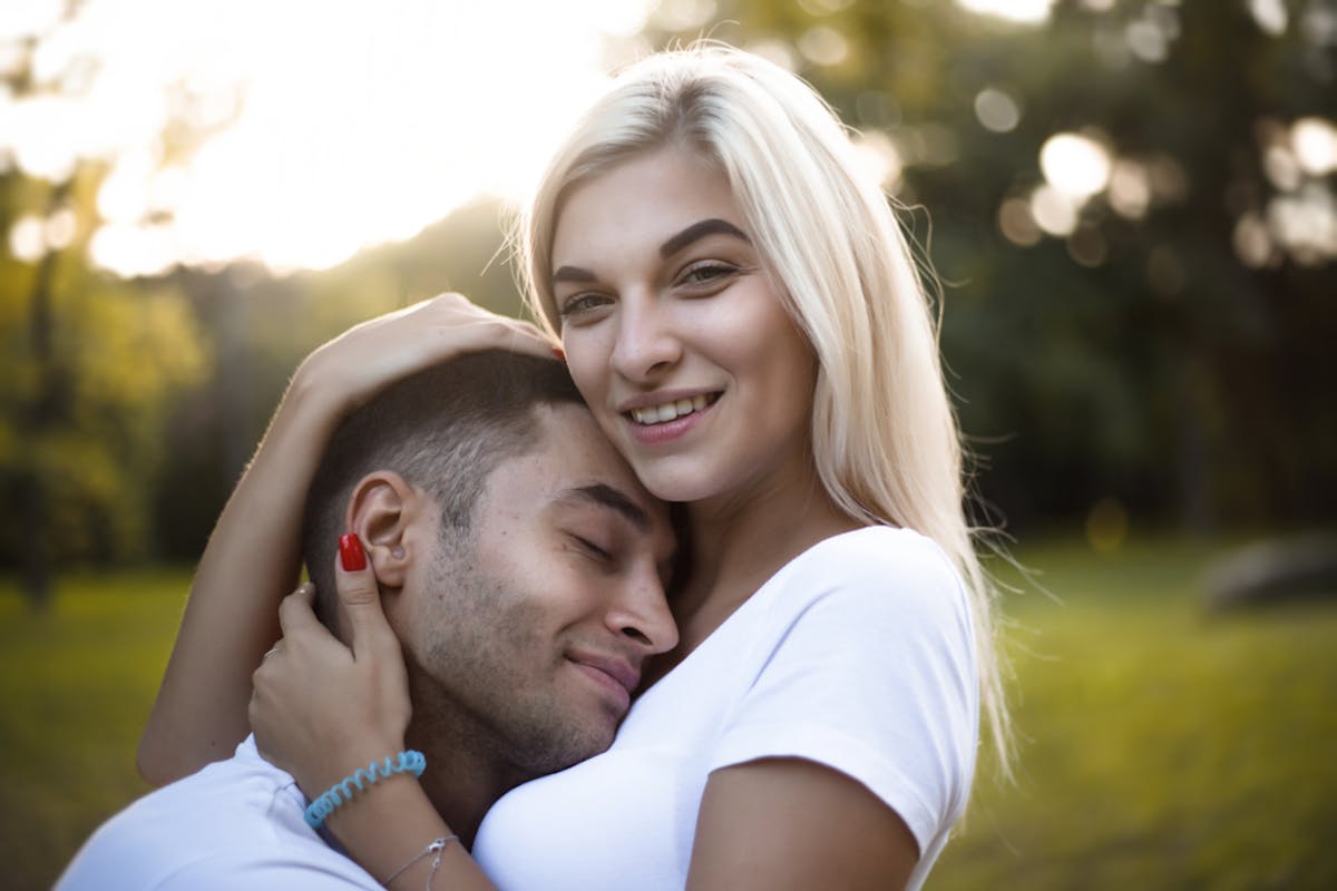 腕に挟んでる巨乳 おっぱい好きな男性心理とは？好きな胸の形とモテるバストを手に入れる方法を解説！ | Smartlog
