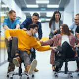 ユーモアのある人の特徴"12選"。モテるセンスのある返し方を磨くコツも解説!